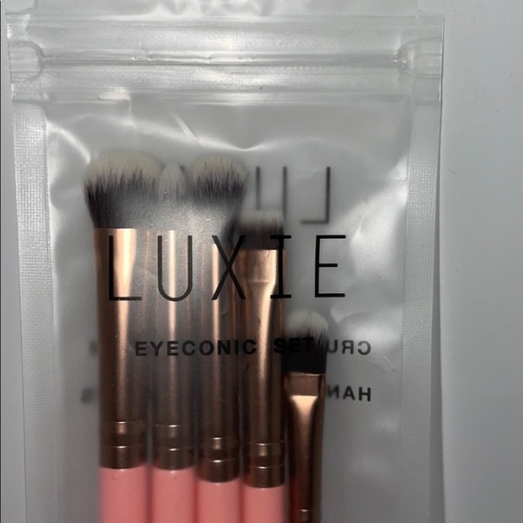 Luxie Eyeconic 5 Hand-Crafted Eyeshadow Brushes - Picture 7 of 8